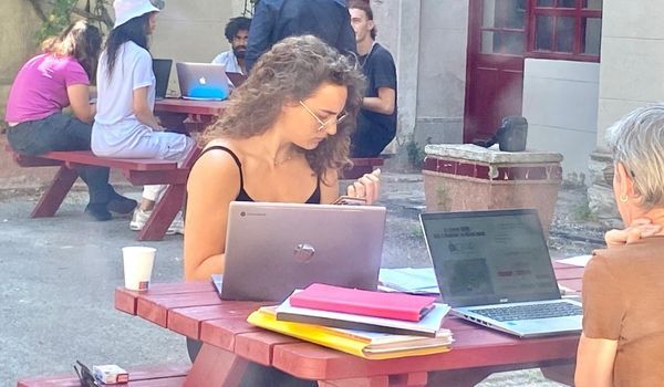 Étudiante au travail